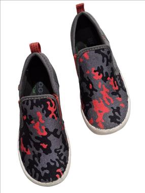 Bogs Kids Slip-On Sneakers in Gray, Black & Red Camo
